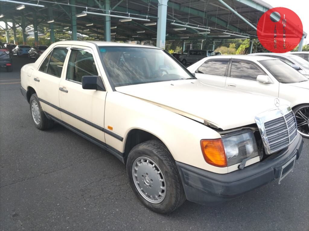 MERCEDES BENZ                                                                      MEDIUM CLASS 4D